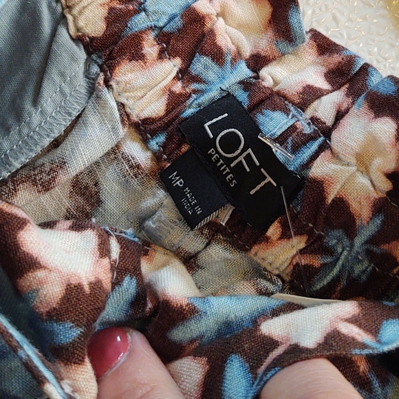 Loft Paperbag Pull On Shorts In Sunwashed Floral Linen Blend - Picture 5 of 7